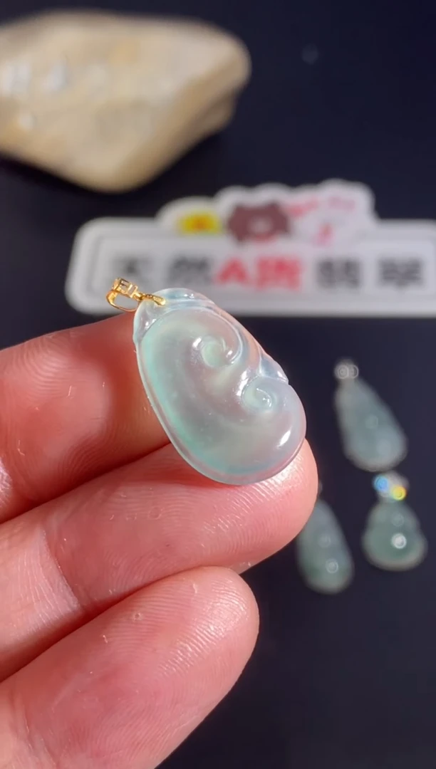 颈饰18K金镶嵌翡翠