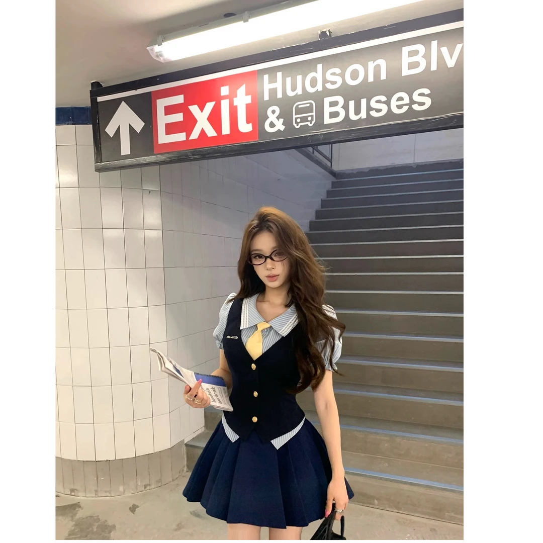 两只水仙【 兔子警官】色织条纹绣花衬衫假两件半裙套装