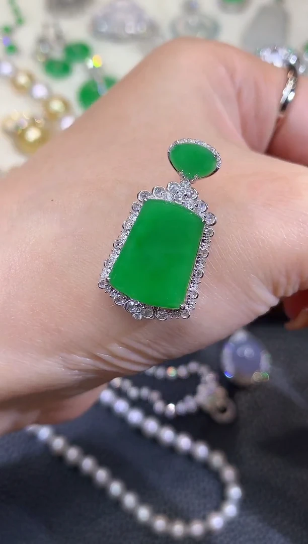 吊坠(不含链)18K金镶嵌翡翠A82