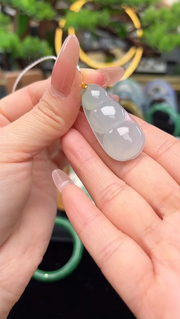 颈饰18K金镶嵌翡翠吊坠