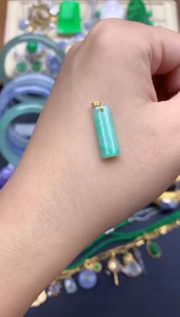 颈饰18K金镶嵌翡翠21-春日珠宝