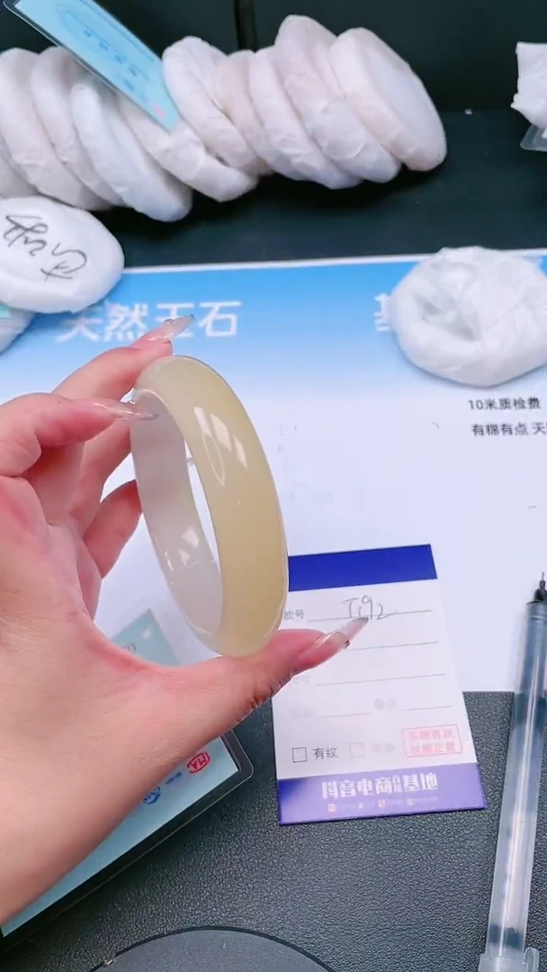 未镶嵌手镯石英质玉12T192-63