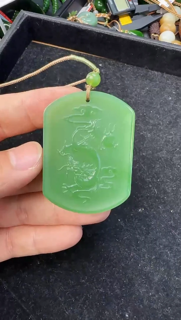 颈饰未镶嵌和田玉龙牌