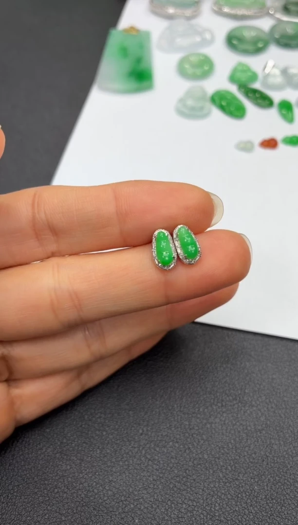 颈饰18K金镶嵌翡翠天然翡翠A货