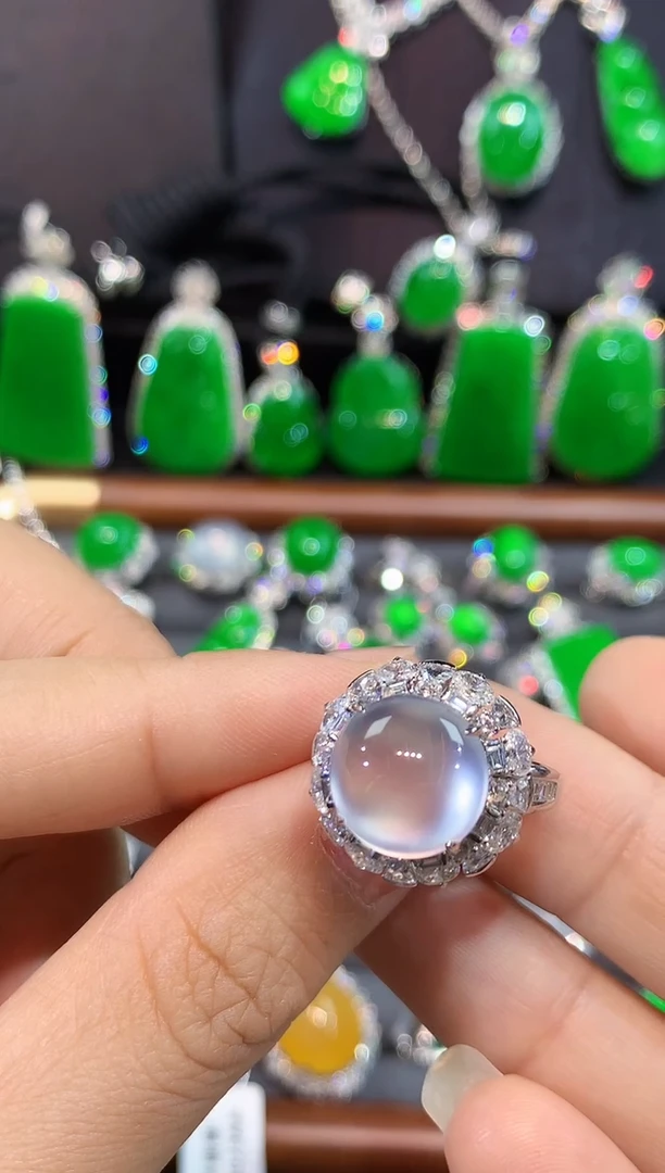 18K金镶嵌戒指翡翠戒指