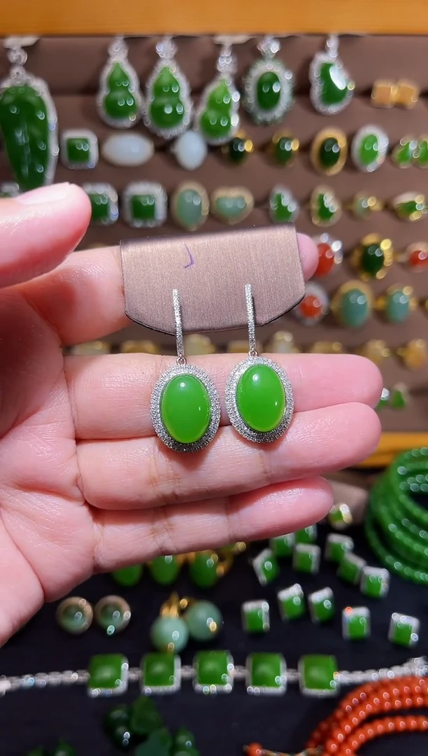 和田玉18K金镶嵌颈饰苹果绿耳环A4