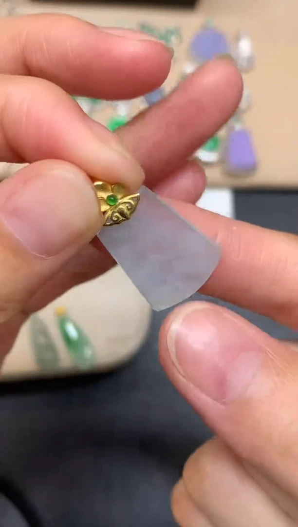 颈饰18K金镶嵌翡翠无事牌【无服务费