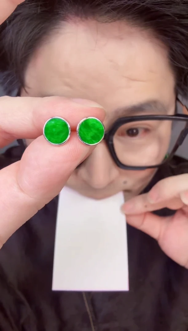 翡翠未镶嵌颈饰一对