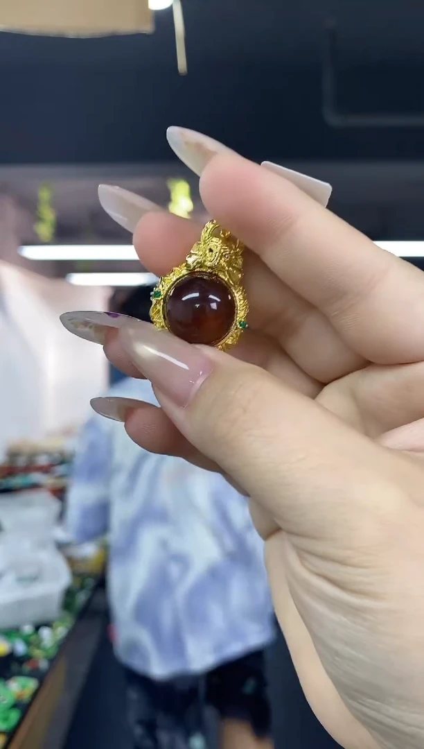 未镶嵌颈饰琥珀（棕珀）多样性发其一颜色微差