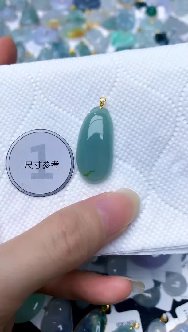 颈饰18K金镶嵌翡翠天然A货翡翠