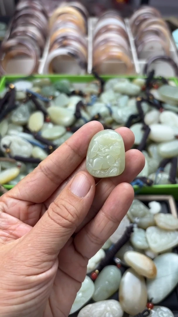 颈饰未镶嵌和田玉（多样性发一件）没有证书有瑕