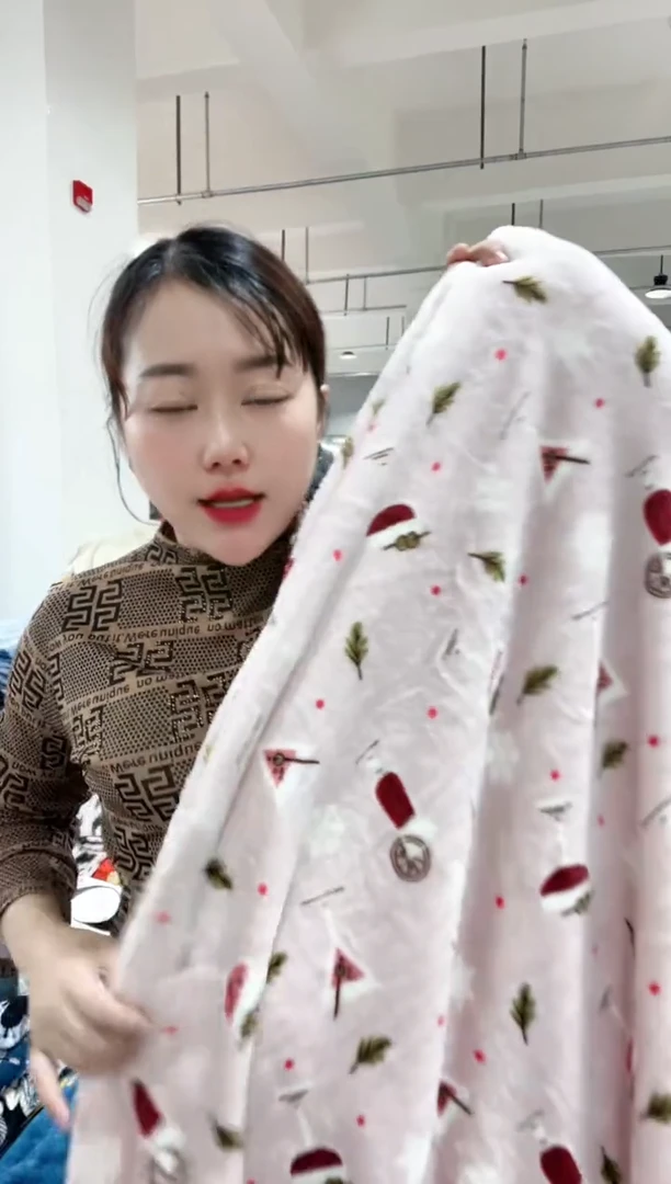 牛奶绒主播手上展示的产品