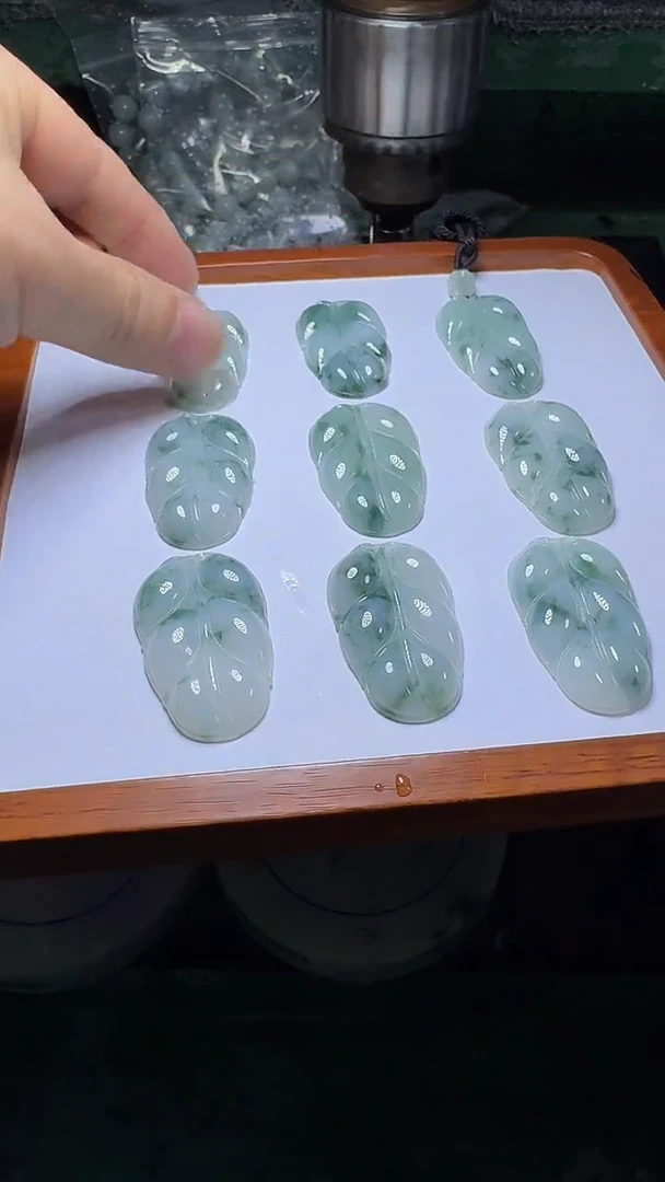 翡翠未镶嵌颈饰飘花叶子多样性发一件