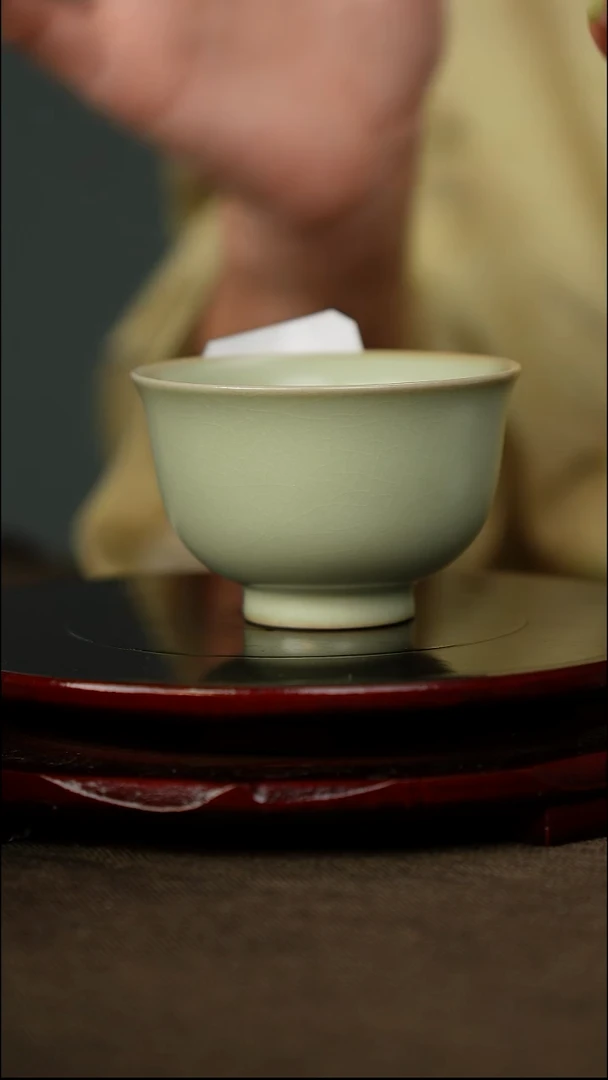 粉青 压手杯 带底款