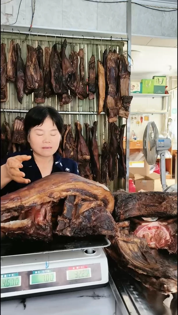 不****耀腊肉排骨猪蹄猪臀肉土豆片