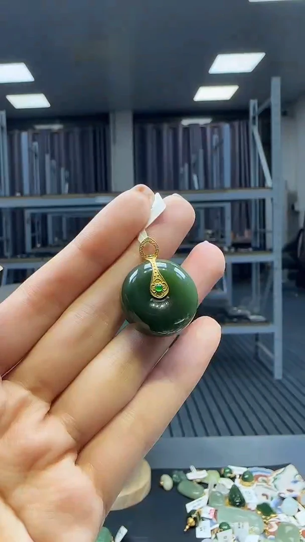 18K金镶嵌和田玉挂件1