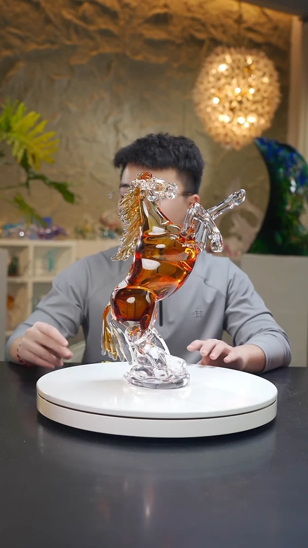 手工艺品琉璃琥珀色设计款立马摆件
