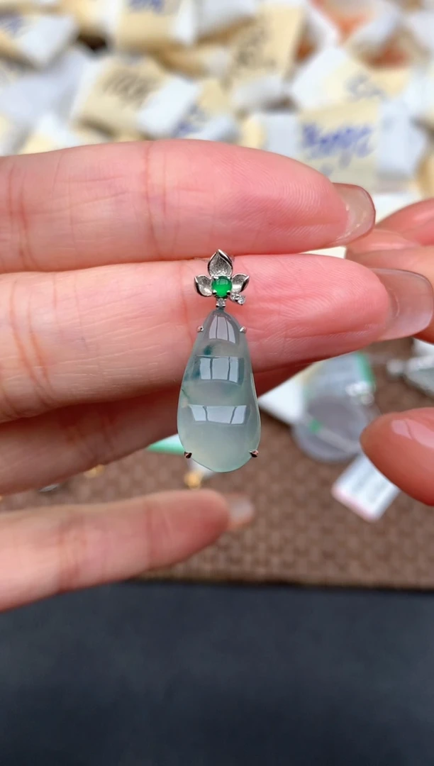 18K金镶嵌挂件翡翠一