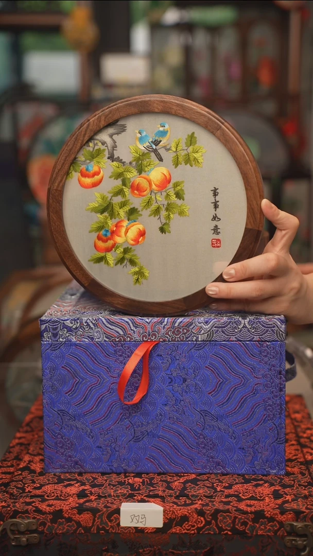 扇子苏绣双面绣胡桃木果盒直径22CM，高11CM