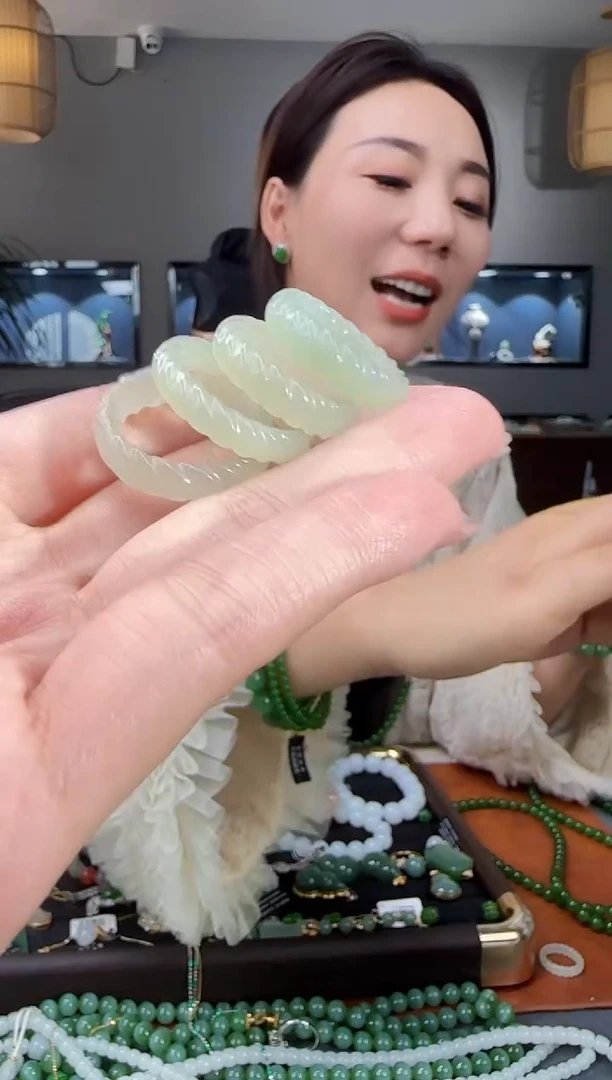 未镶嵌戒指和田玉发一个
