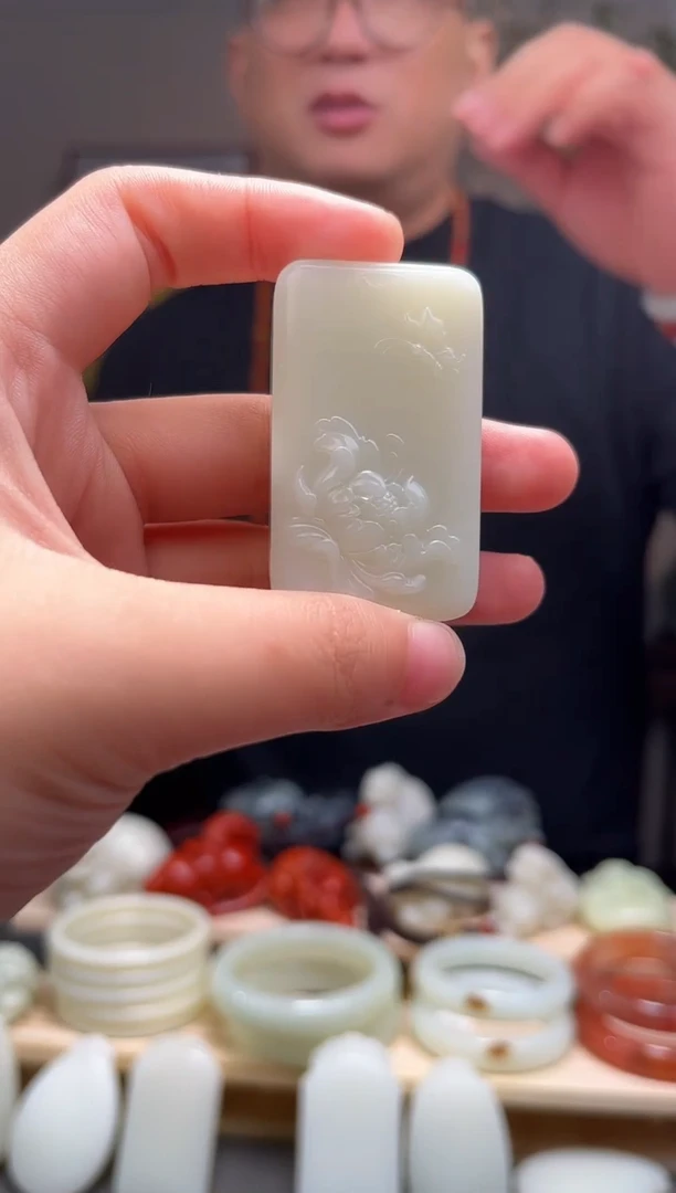 颈饰未镶嵌和田玉吊坠