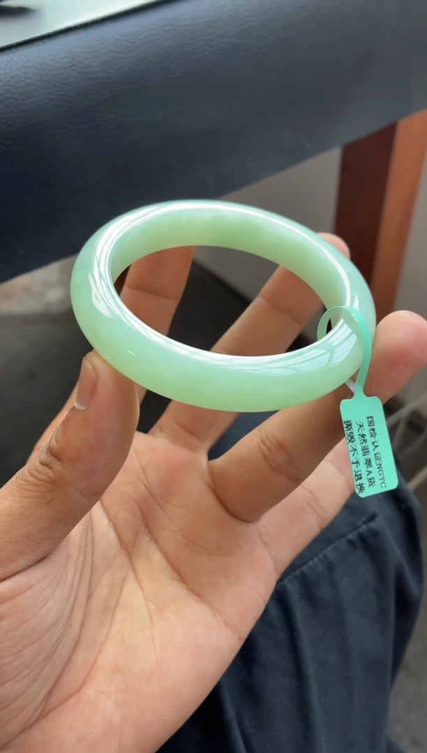 未镶嵌手镯翡翠色匀浓果绿底起胶 32号 56-57圈口  （有水路）