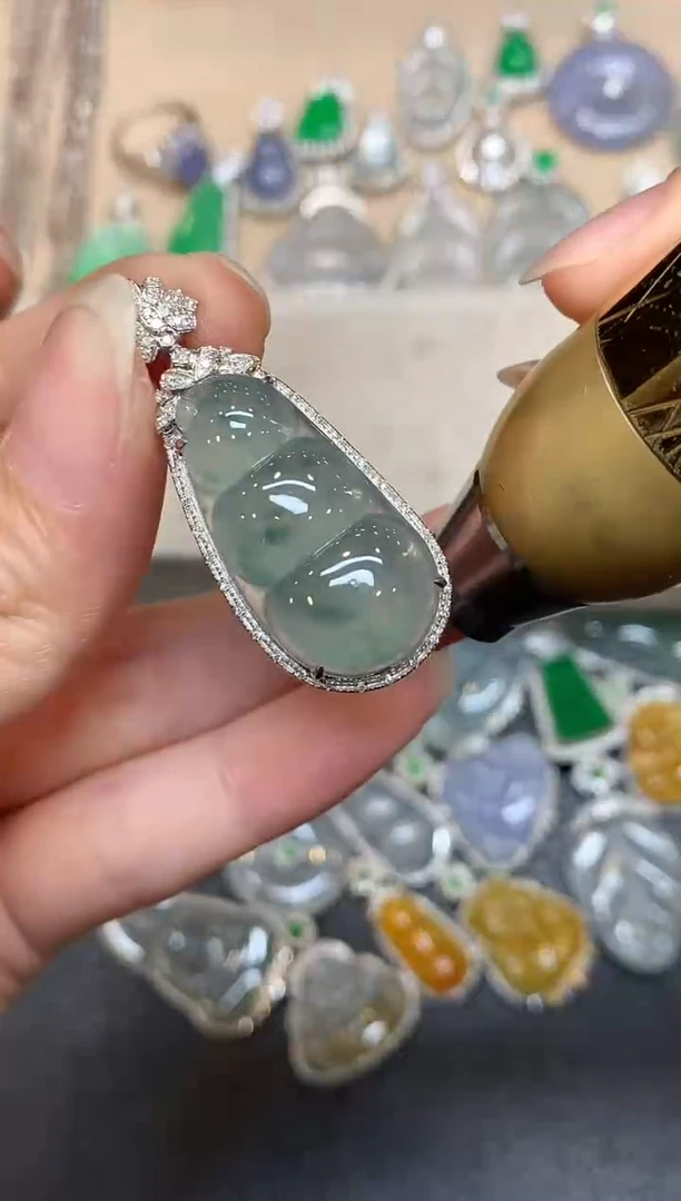 颈饰18K金镶嵌翡翠福豆【无服务费