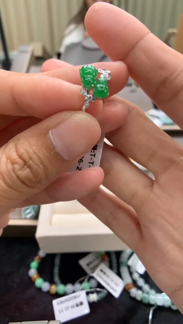 翡翠18K金镶嵌颈饰戒指