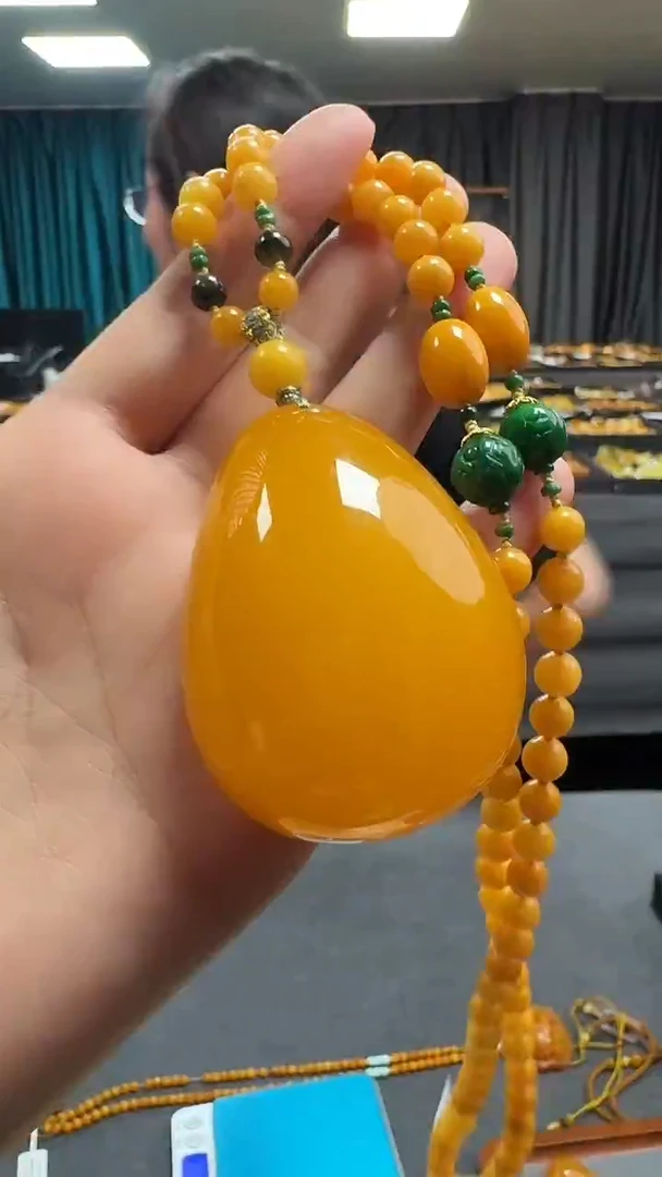 琥珀吊坠(赠链)18K金镶嵌天然保真蜜蜡水滴套装