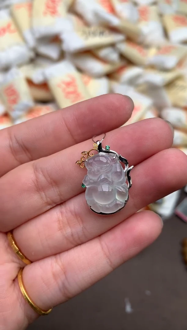 翡翠挂件18K金镶嵌 —