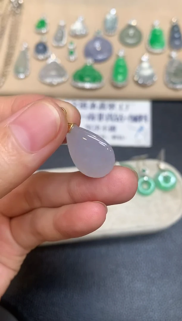 颈饰18K金镶嵌翡翠水滴【无服务费【48小时鉴赏期】