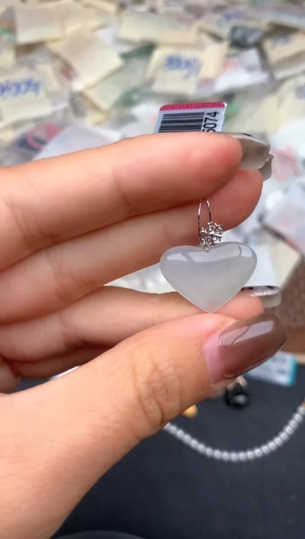 18K金镶嵌挂件翡翠—