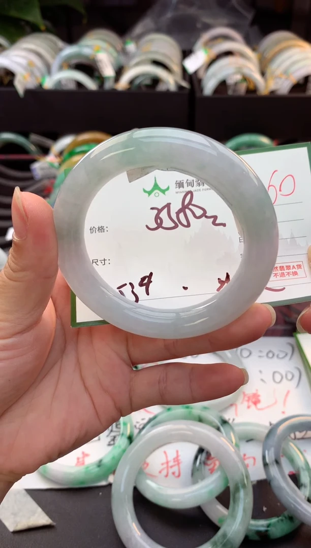 未镶嵌定制翡翠毛货需精细抛光+多人