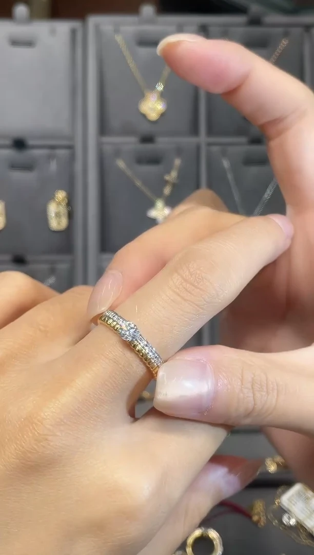 戒指18K金镶嵌钻石H双色钻石戒指