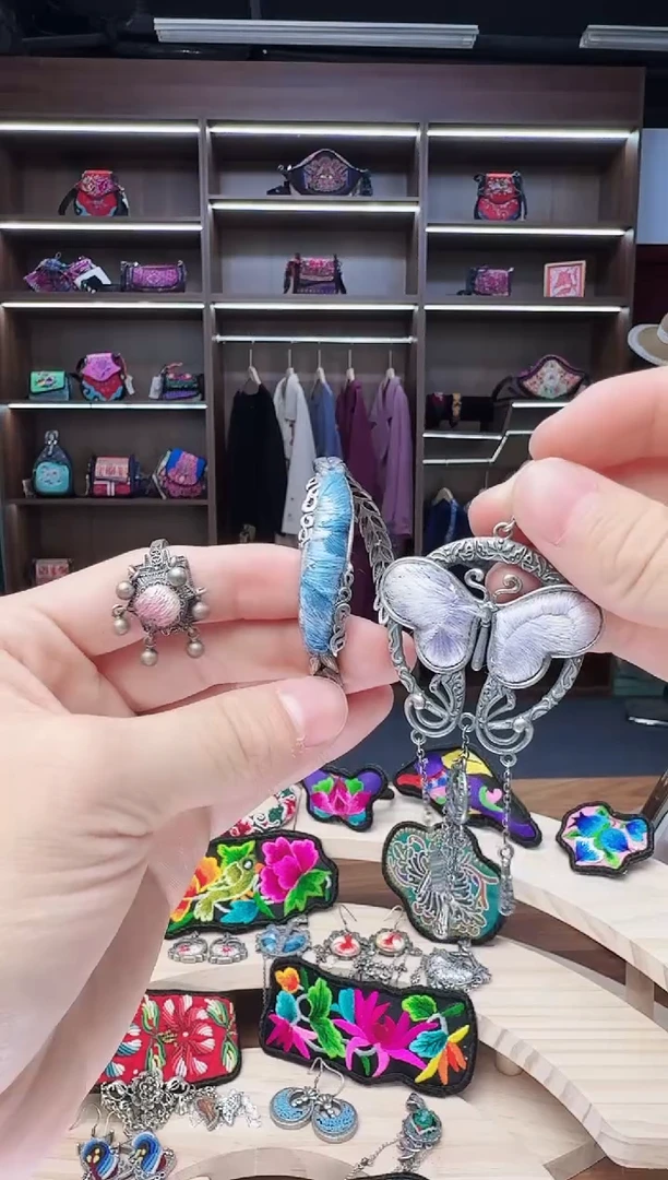 织绣49蒙阿苏苗绣传承店