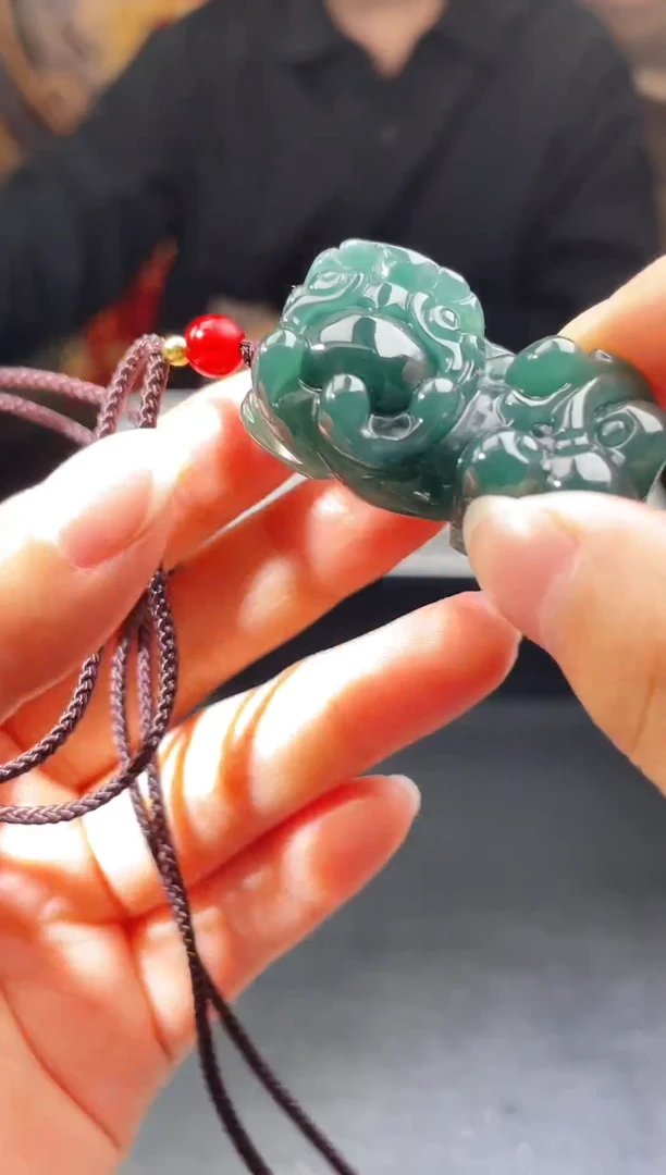 颈饰未镶嵌翡翠挂件多样性发其一