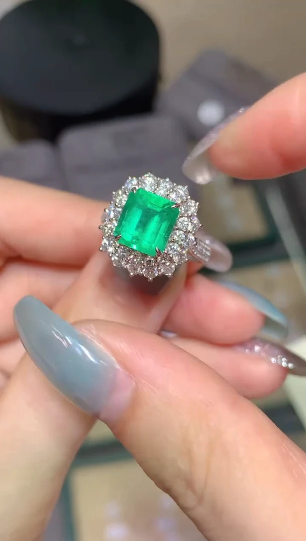 祖母绿戒指18K金镶嵌2.68CT