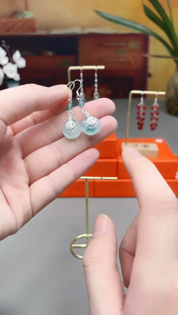 未镶嵌石英质玉（天山翠）耳钉飘花南瓜