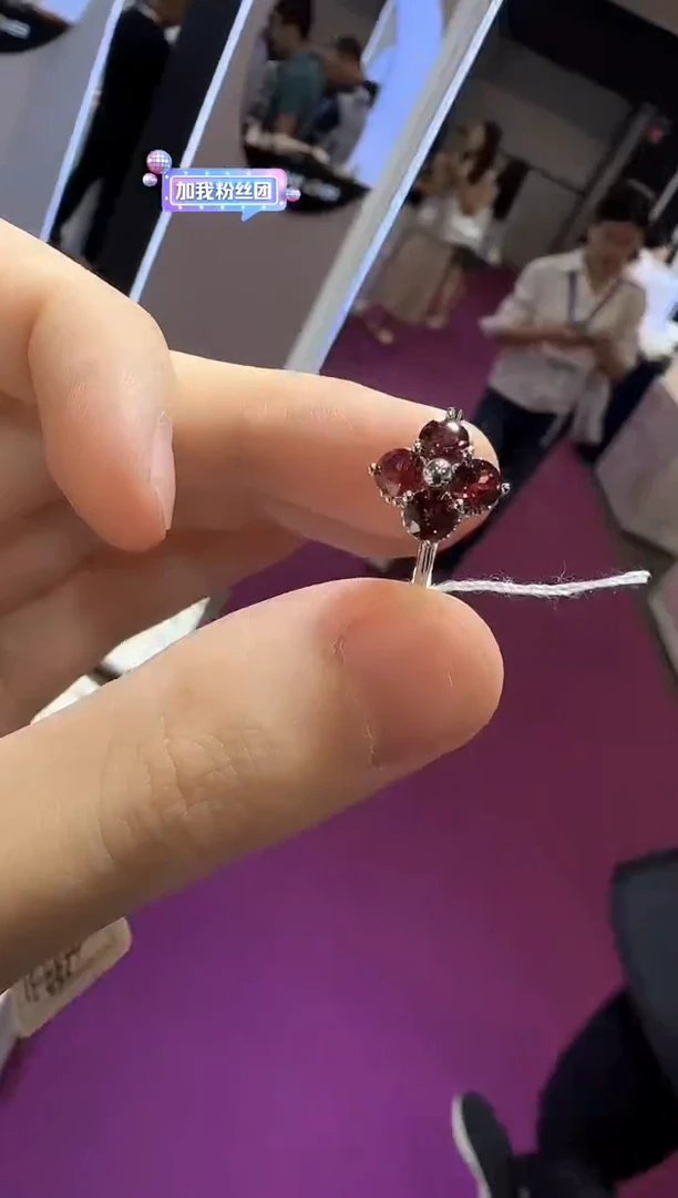 银S925镶嵌戒指石榴石四叶花