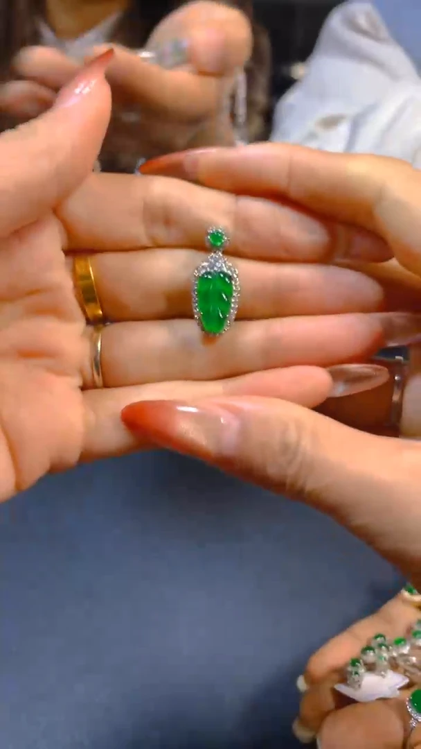 【闪购商品】翡翠吊坠(赠链)未镶嵌0565258459多样性发一