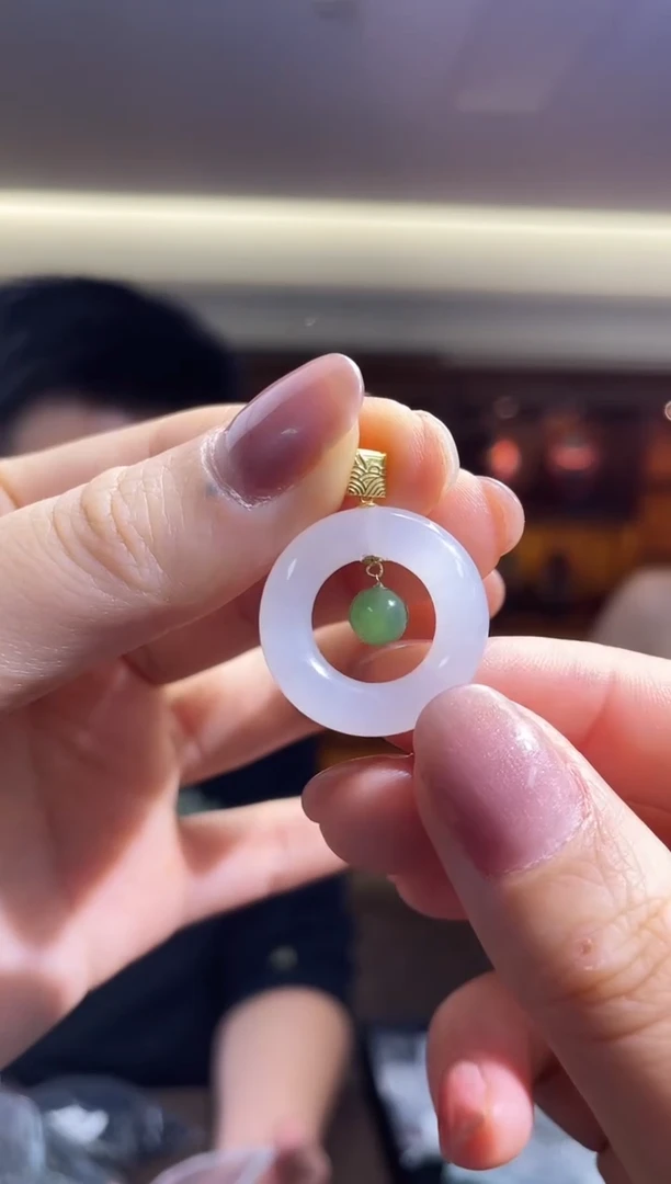 颈饰18K金镶嵌和田玉（多样性发一件）