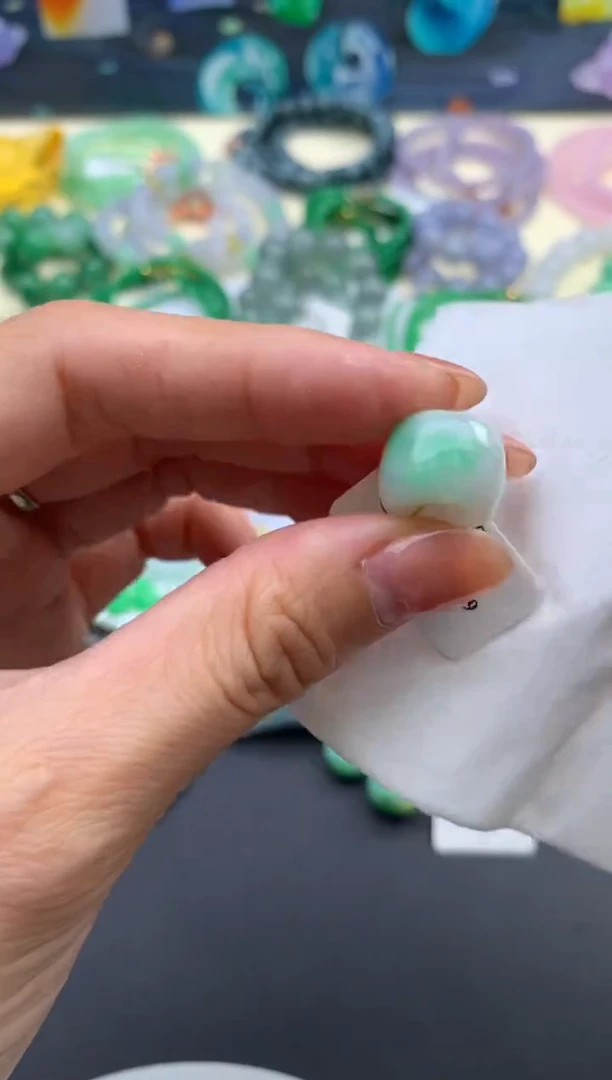 定制翡翠未镶嵌翡翠多样性发