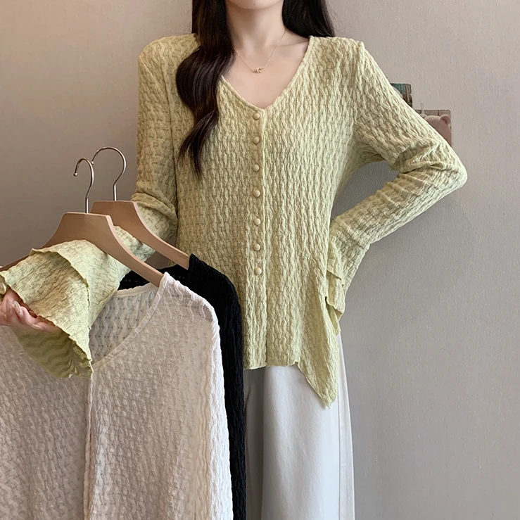 大码胖mm减龄法式显瘦压褶喇叭袖V领衬衫女气质时尚百搭显瘦上衣