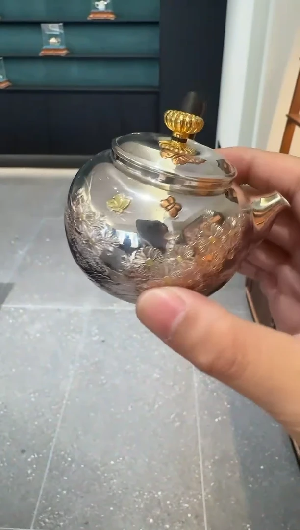 --H****?呆坐 錾刻嵌金花舞蝶 侧把急需壶