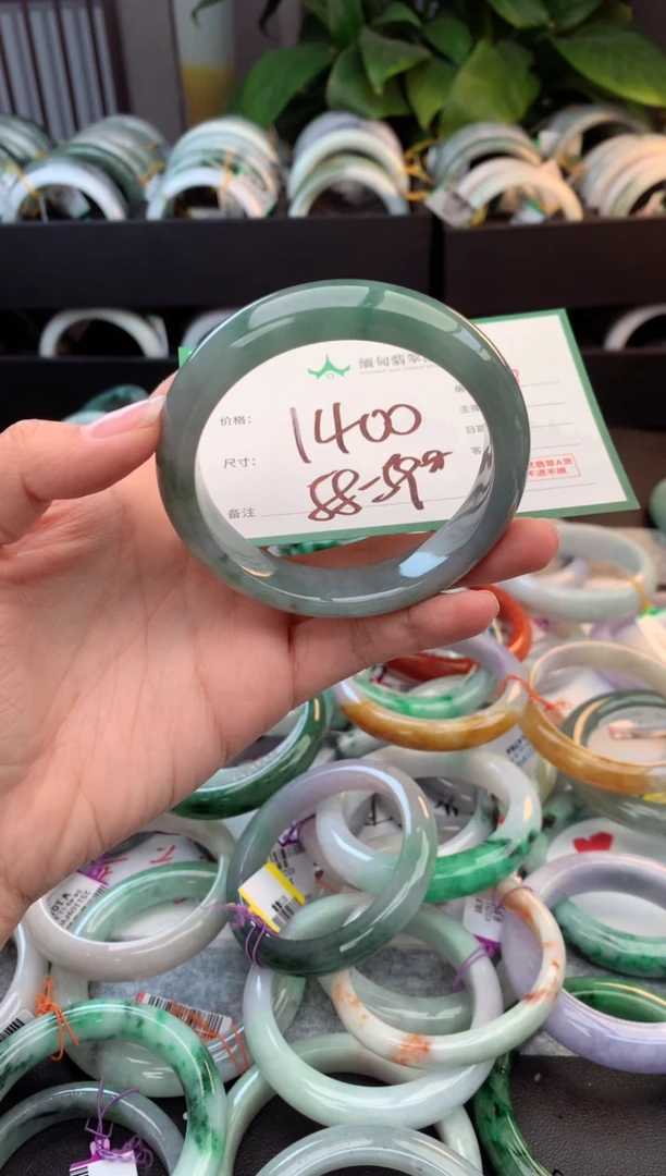 未镶嵌定制翡翠毛货需精细抛光+多人