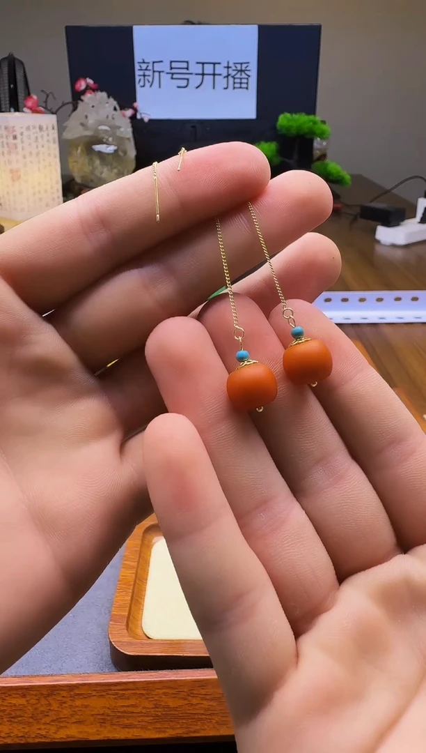 14K金镶嵌蜜蜡耳饰E31