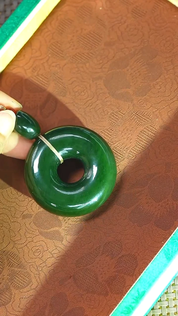 颈饰未镶嵌和田玉吊坠