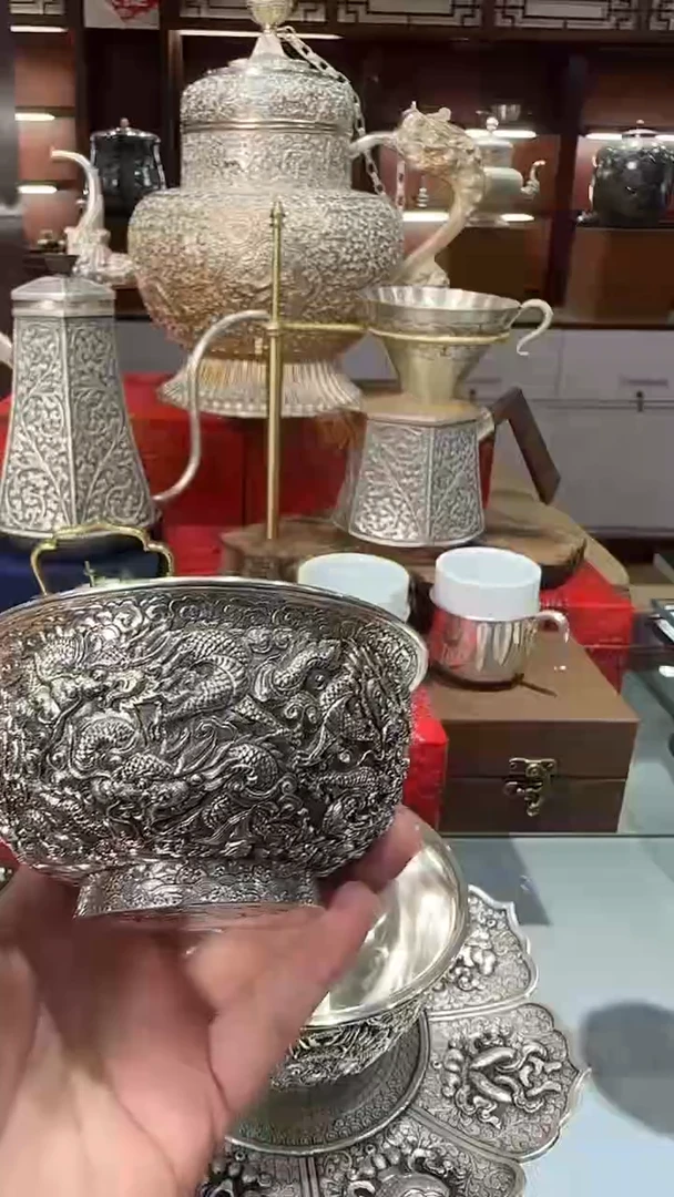 用****4足银手工精工高浮雕錾刻九龙碗