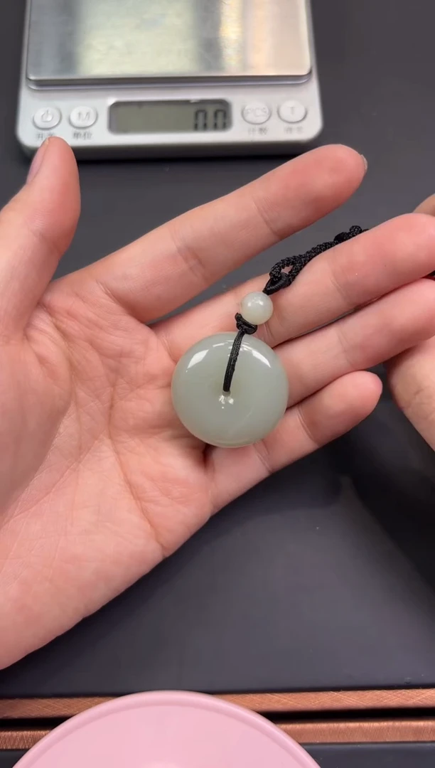 【闪购商品】和田玉吊坠(赠链)未镶嵌且末微色差近矿吊坠