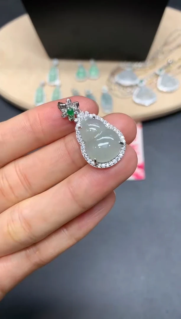 【闪购商品】翡翠吊坠(不含链)银S925镶嵌葫芦【多样性发其一】